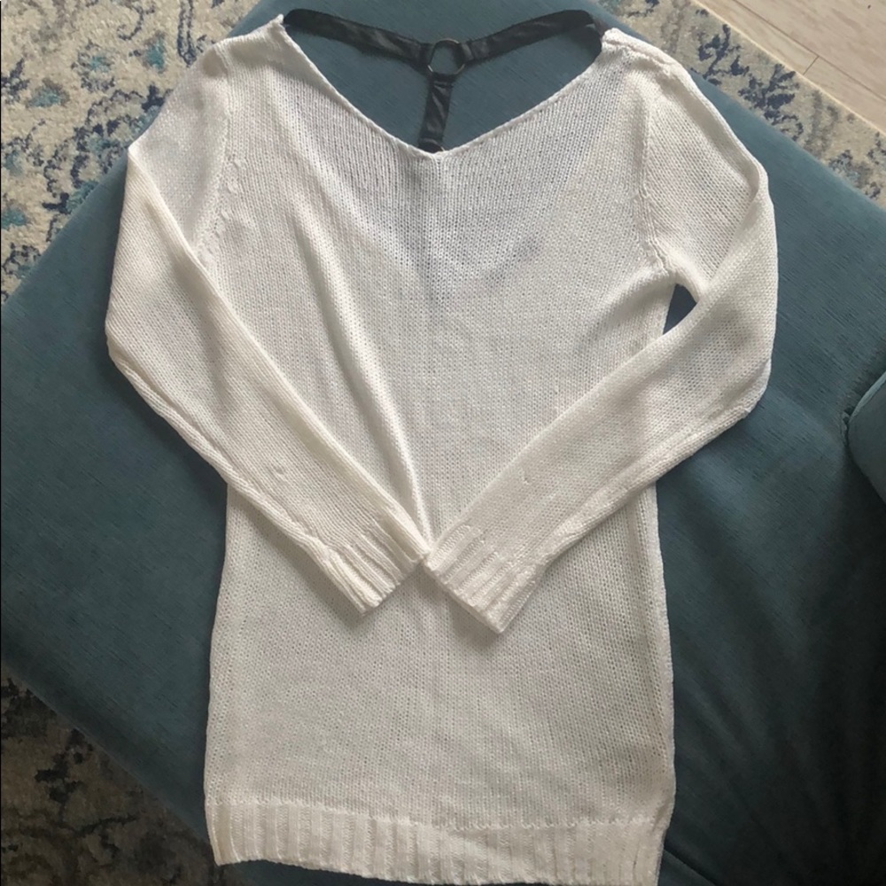 KIWI TUCKER white sweater